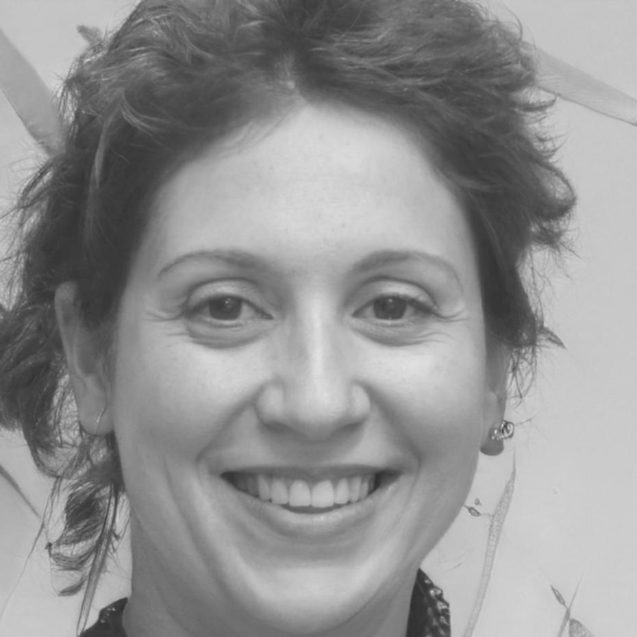 Directora de metodología pedagógica supervisando sesión de capacitación financiera empresarial